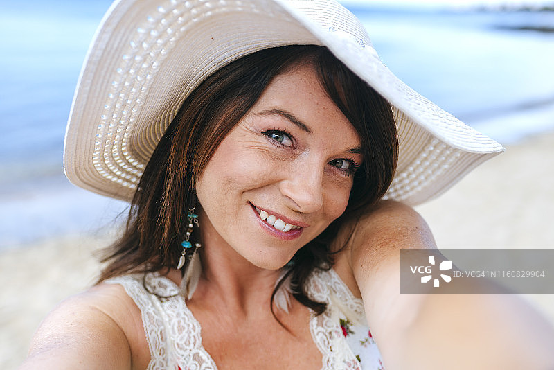 在海滩上自拍的女人图片素材