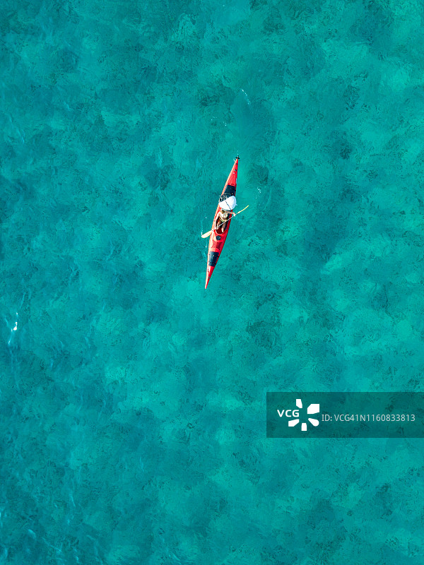 俯视划皮划艇的女人图片素材