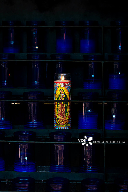 瓜达卢佩圣母蜡烛祭品图片素材