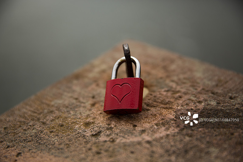 带有心形压花的红色爱情锁图片素材