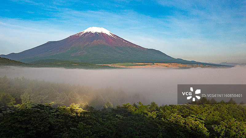 初夏的富士山图片素材