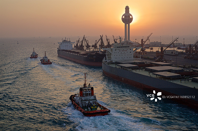 沙特阿拉伯吉达港的拖船和货船图片素材