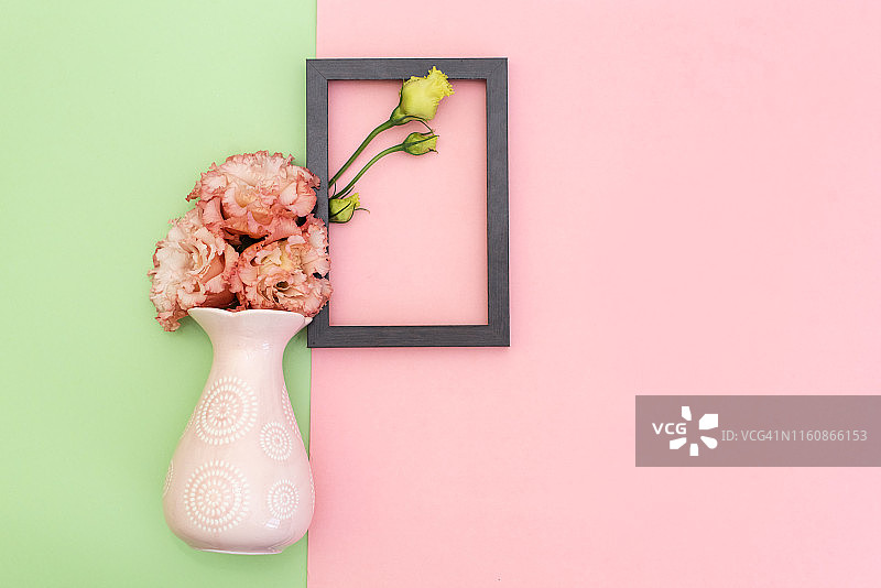 粉红色桌面上的母亲节粉彩花朵，顶视图，平面风格图片素材