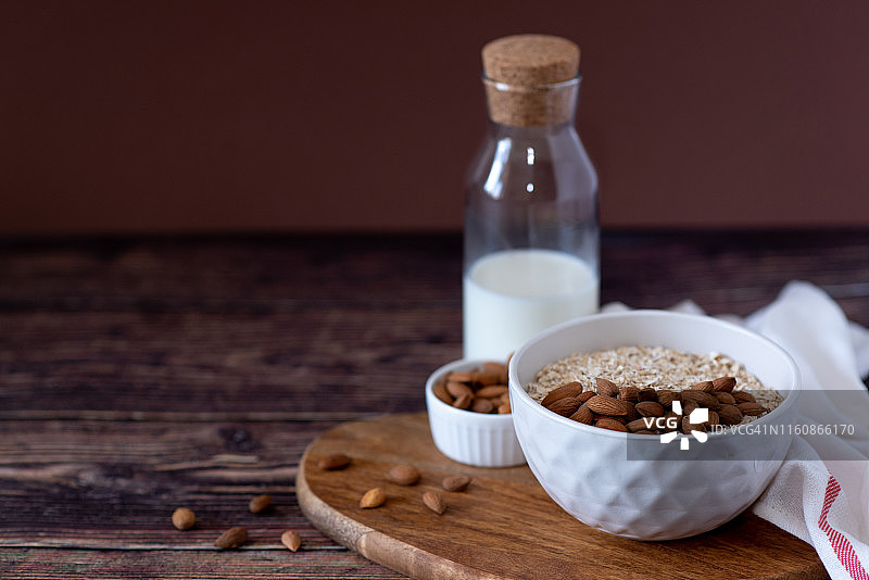 勺子里的燕麦片图片素材