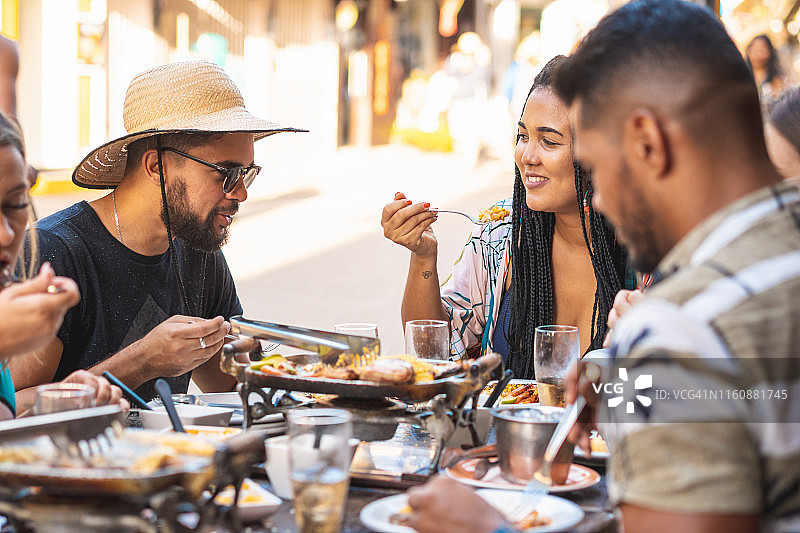 在巴西伯南布哥州东北部吃巴西食物的人们图片素材