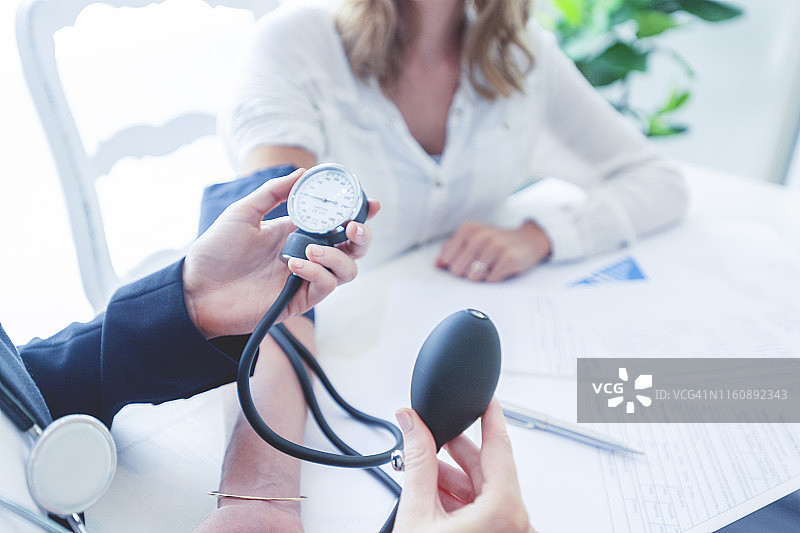 年轻女人测量血压图片素材