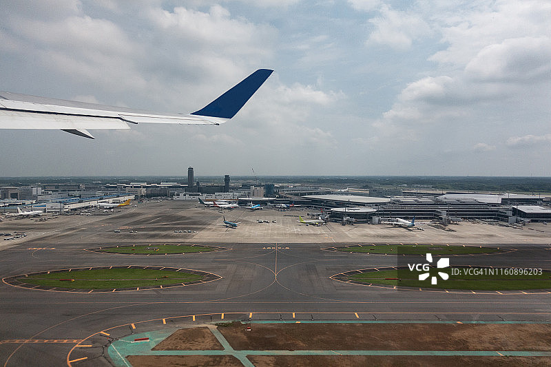 从日本东京成田国际机场起飞的飞机图片素材