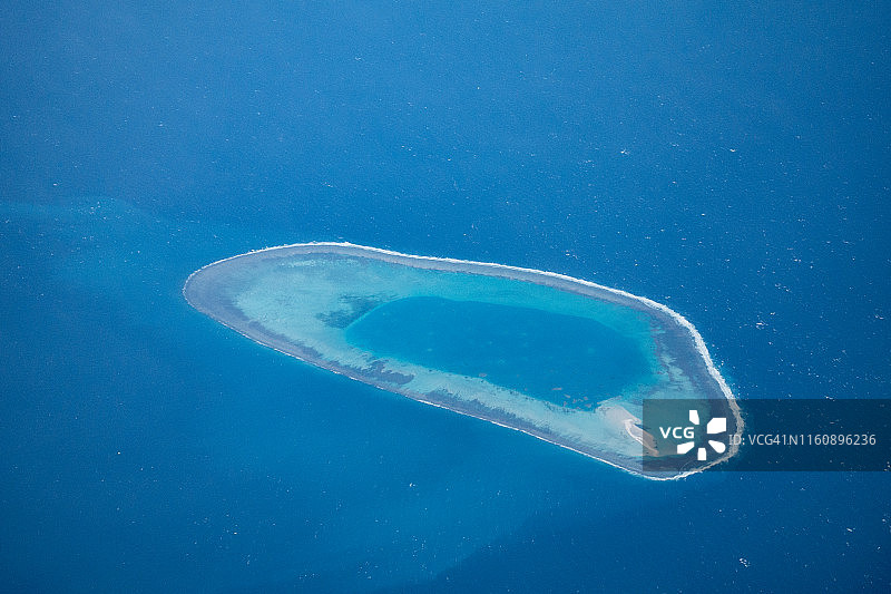 从飞机上俯瞰南海的西沙群岛图片素材