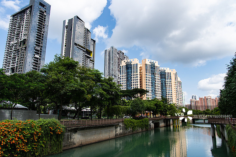 新加坡河边的住宅楼图片素材