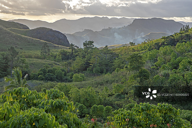 维提雷武岛内陆纳加村附近的山脉图片素材
