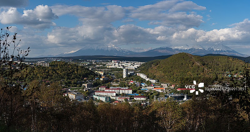 堪察加彼得罗巴甫洛夫斯克市的秋季全景图片素材
