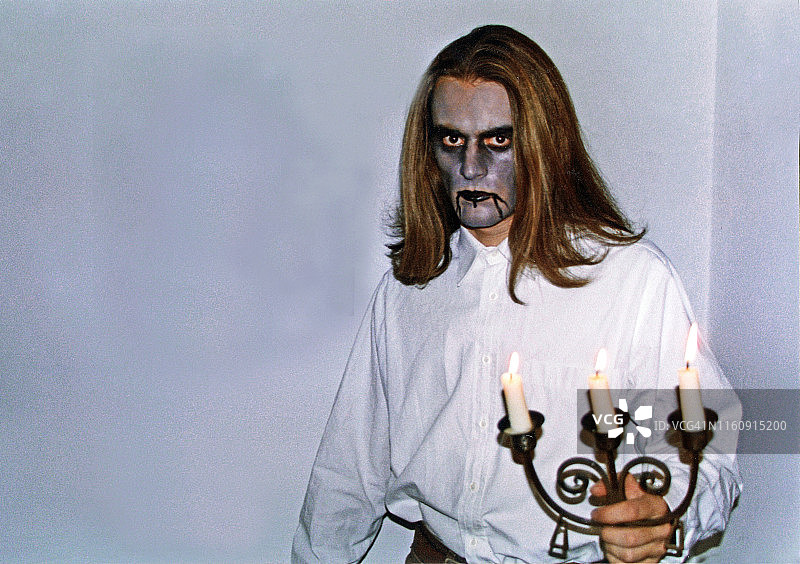 年轻男人扮成万圣节恐怖人物图片素材