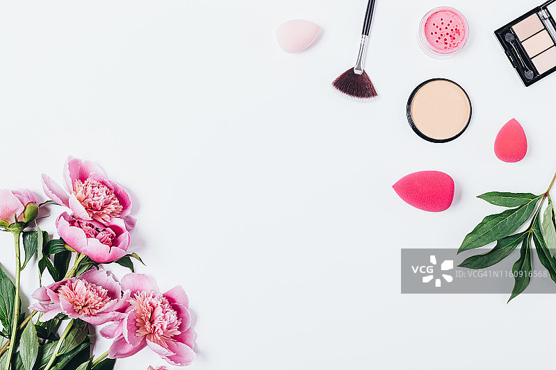 俯视：女性化的桌面，摆放着粉色牡丹花束图片素材