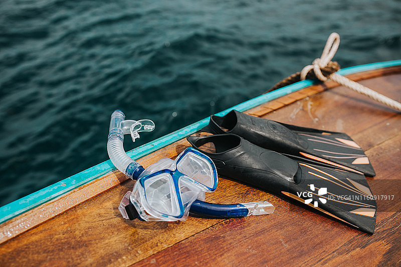 船上的浮潜设备和脚蹼图片素材