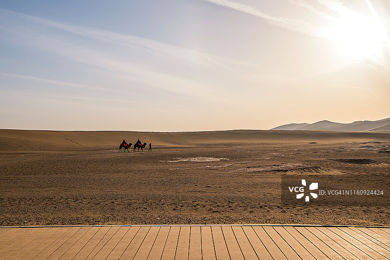 甘肃塔克拉玛干沙漠骆驼骑行图片素材