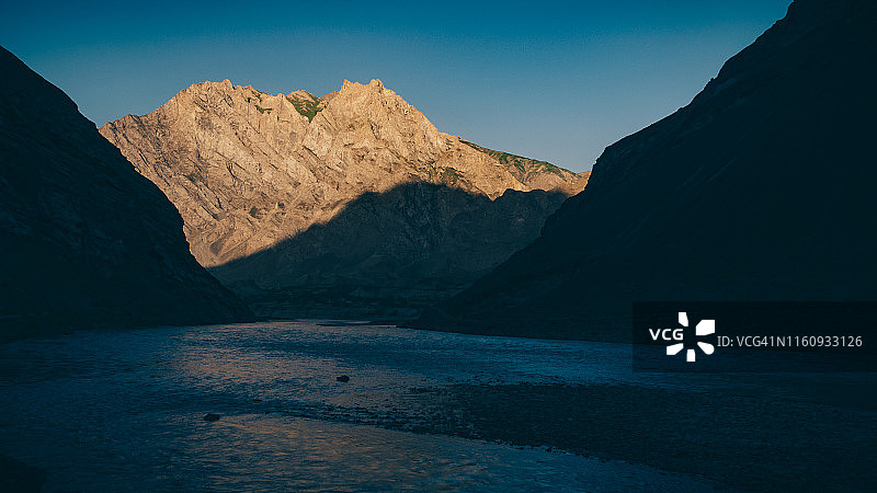 中亚塔吉克斯坦和阿富汗边境的喷赤河清晨图片素材