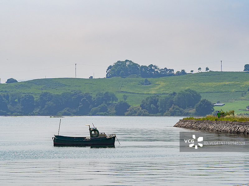 西班牙港口多云雾天渔船图片素材