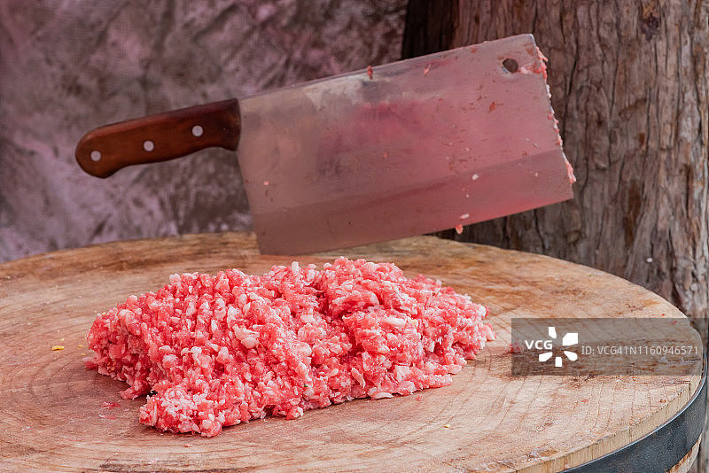 木桌上的肉末和屠刀图片素材