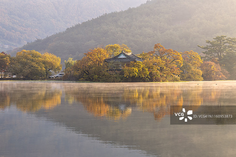 韩国密阳渭阳池的秋季景色图片素材