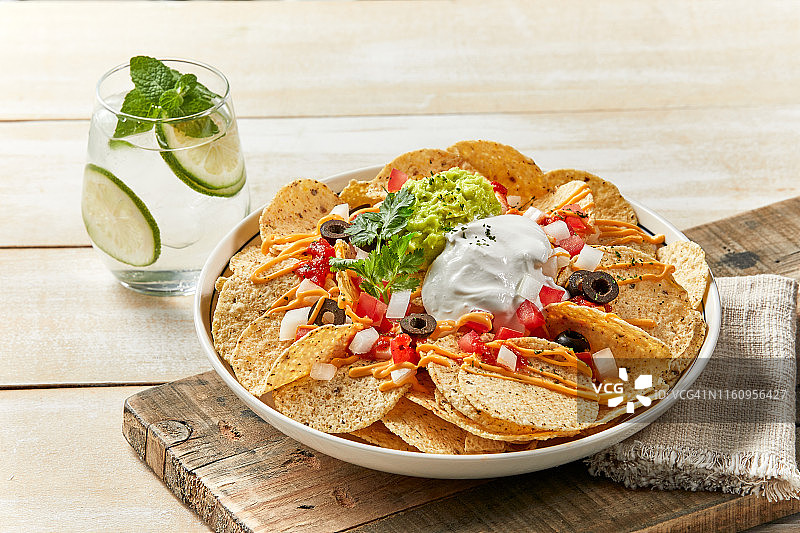 配牛油果酱和酸奶油的玉米片图片素材