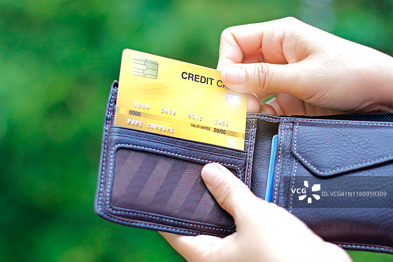 手持钱包里的信用卡图片素材