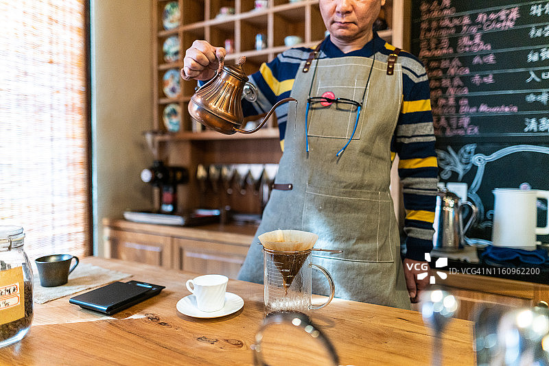 在自助餐厅准备手冲咖啡图片素材