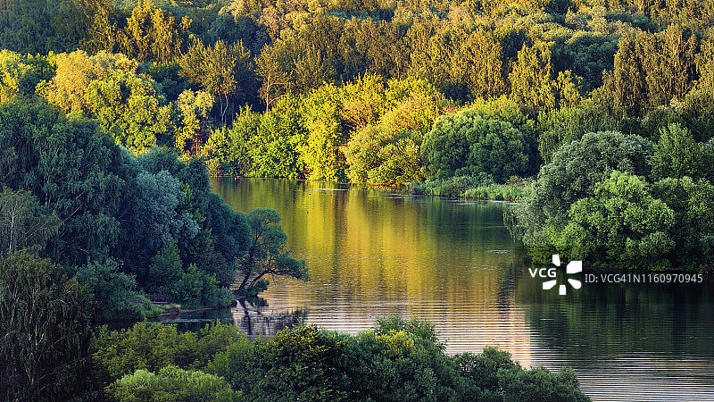 莫斯科自然公园和莫斯科河日落前的航拍景色图片素材
