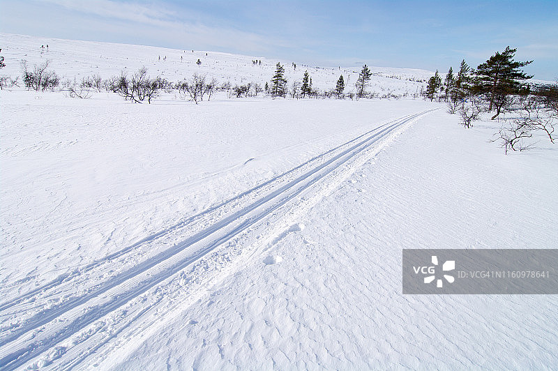 劳图兰皮木屋的越野滑雪道图片素材