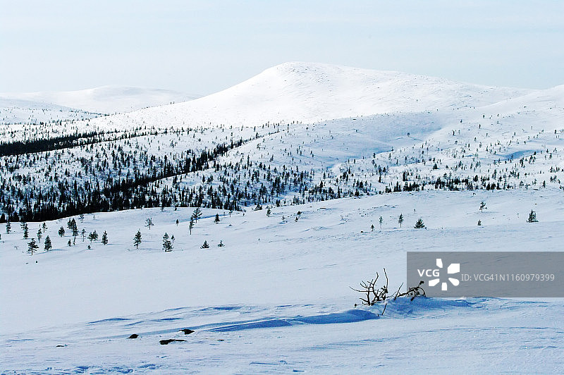 乌尔霍·吉科宁国家公园萨维奥亚小屋上方的冬季山丘图片素材