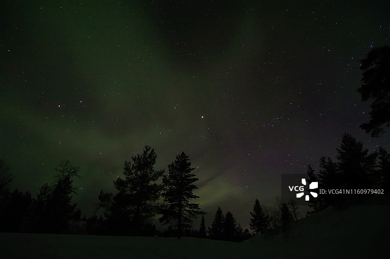 冬季晴朗夜空下的萨尔维奥亚小屋极光图片素材