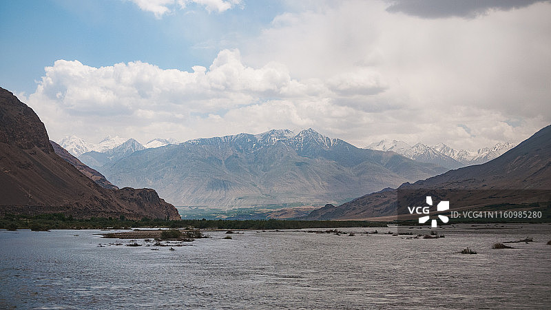 中亚塔吉克斯坦巴达赫尚瓦罕走廊的喷赤河与阿富汗兴都库什山脉图片素材