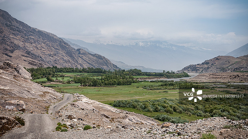 塔吉克斯坦和阿富汗边境瓦罕走廊的肥沃土地图片素材