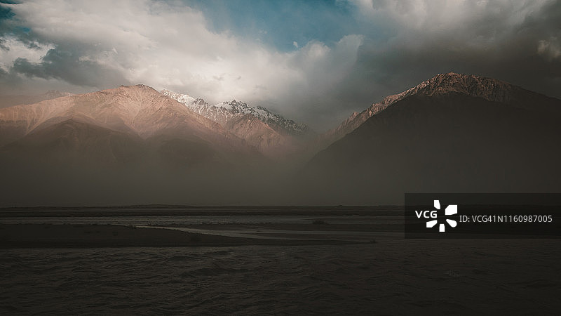塔吉克斯坦戈尔诺-巴达赫尚瓦罕走廊兴都库什山脉的风暴图片素材