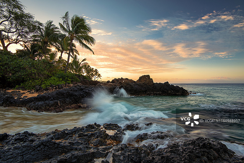 夏威夷毛伊岛马凯纳海湾（秘密海滩）图片素材