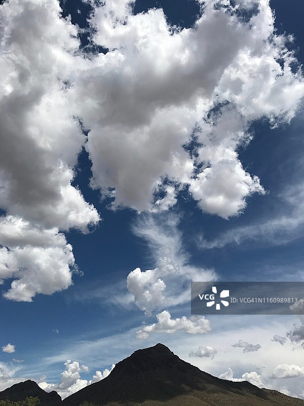 图森山脉与壮丽的云彩图片素材