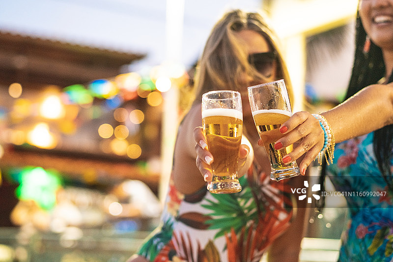 女人们在户外喝啤酒图片素材