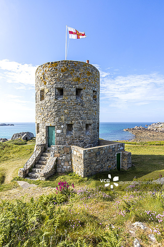 格恩西岛旗帜在第五号环塔上飘扬图片素材