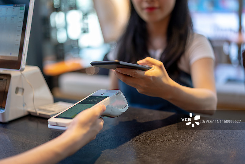咖啡馆内的非接触式移动支付图片素材