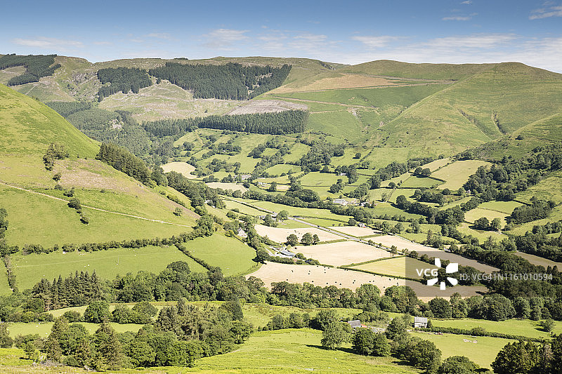 从Maen Du看山谷景色；图片拍摄于英国威尔士Dinas Mawddwy和Bwlch Llyn Bach之间的寒武纪之路，七月图片素材
