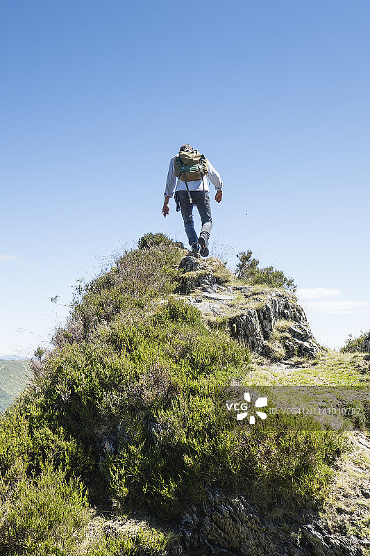 攀登克雷格·梅斯加尔斯最高点的男子；图片来自英国威尔士迪纳斯·马德威和布尔赫·林·巴赫之间的寒武纪之路。七月图片素材