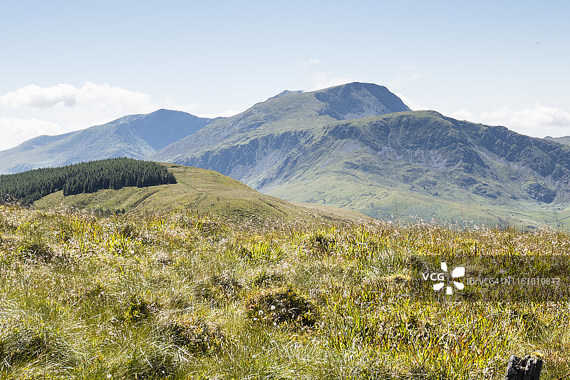 从瓦恩奥尔看卡德尔伊德里斯山；图片拍摄于英国威尔士迪纳斯莫德威和布尔赫林巴赫之间的寒武纪之路。七月图片素材