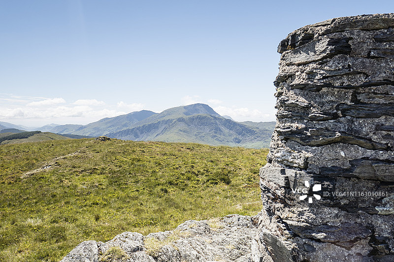 威尔士Waun Oer上的三角测量石柱，眺望卡德尔·伊德里斯山图片素材