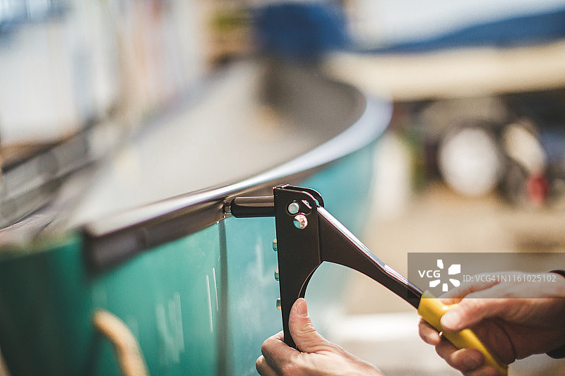 男人修理独木舟图片素材