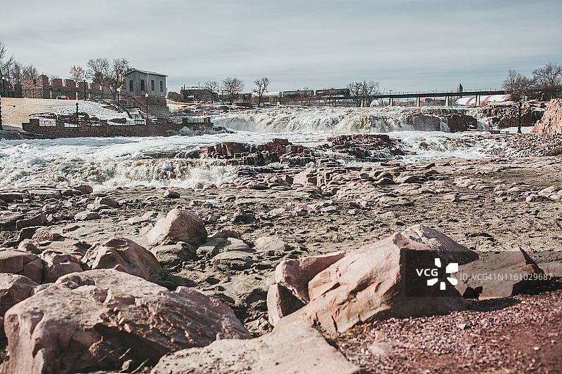 冬日尾声的苏福尔斯瀑布公园，南达科他州图片素材