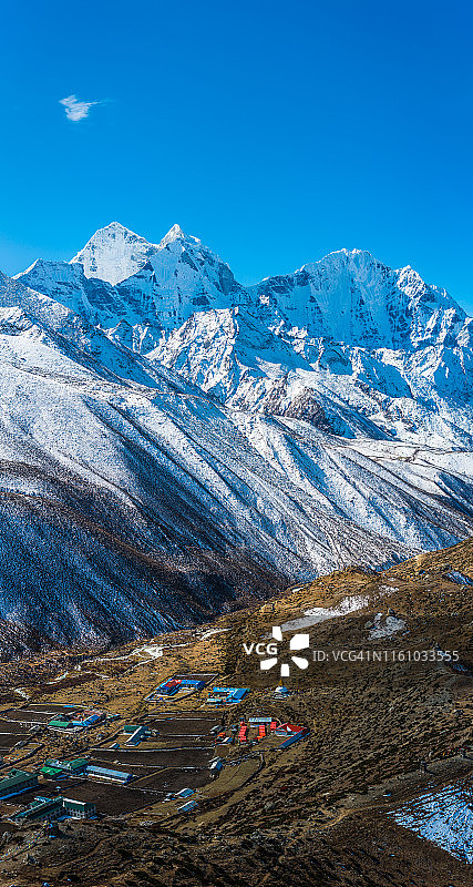 尼泊尔坎特加峰和塔姆塞尔库峰：库姆布地区的夏尔巴茶馆风光图片素材