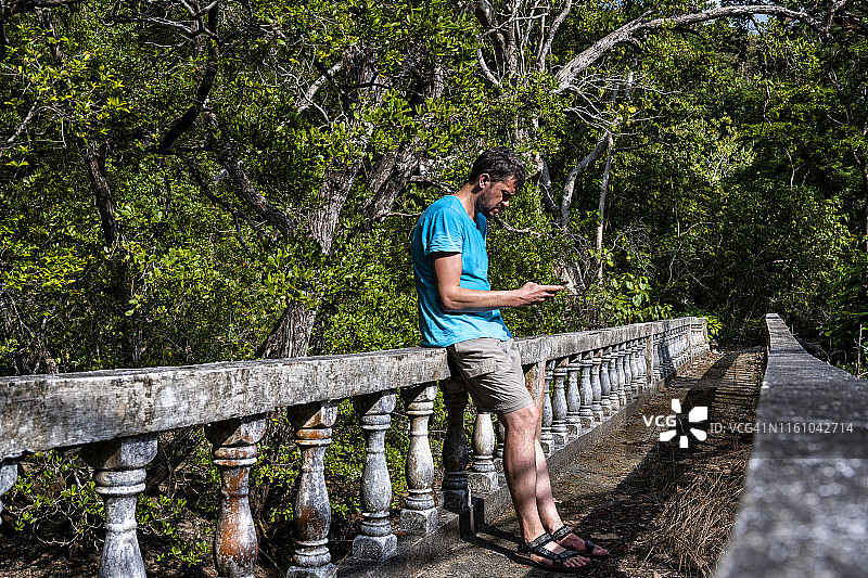 游客查看手机图片素材