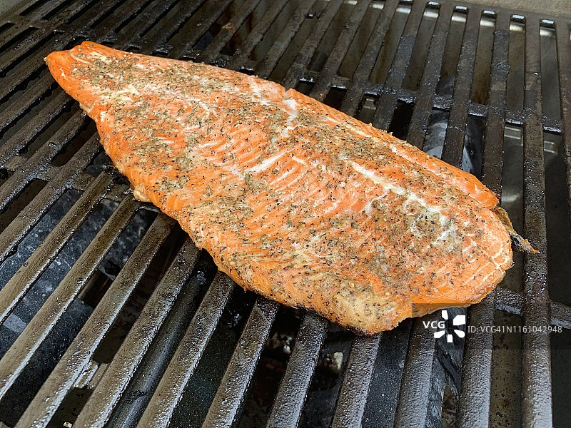 新鲜调味烤三文鱼图片素材