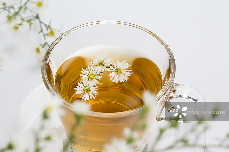 洋甘菊茶杯与洋甘菊花朵图片素材