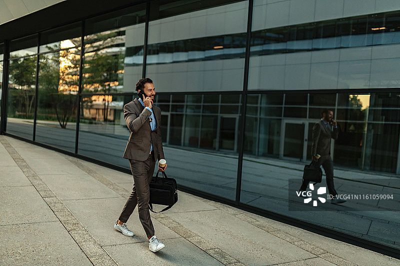 商务人士使用手机图片素材