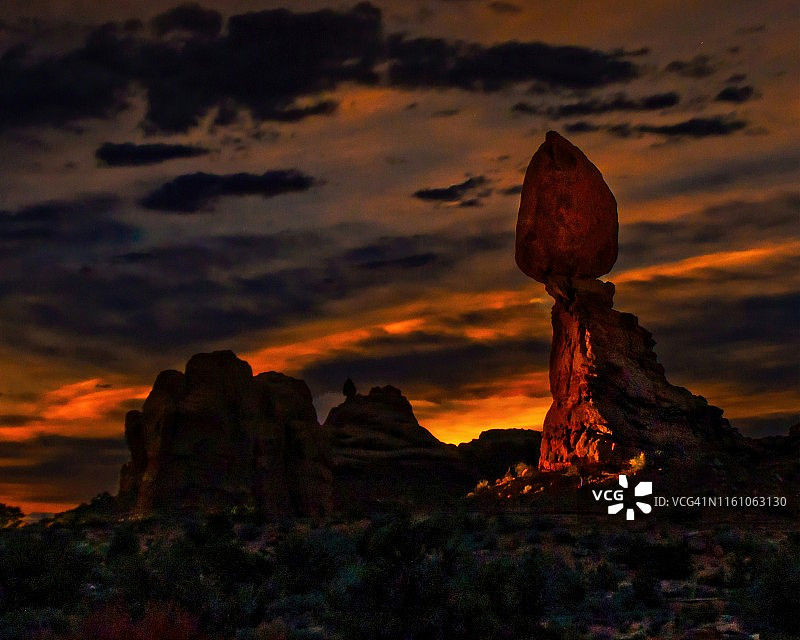 月光下的平衡石图片素材